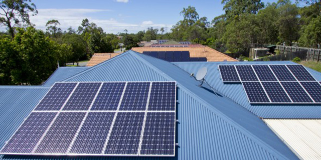 Sistem de montare pe acoperiș metalic cu panouri solare
